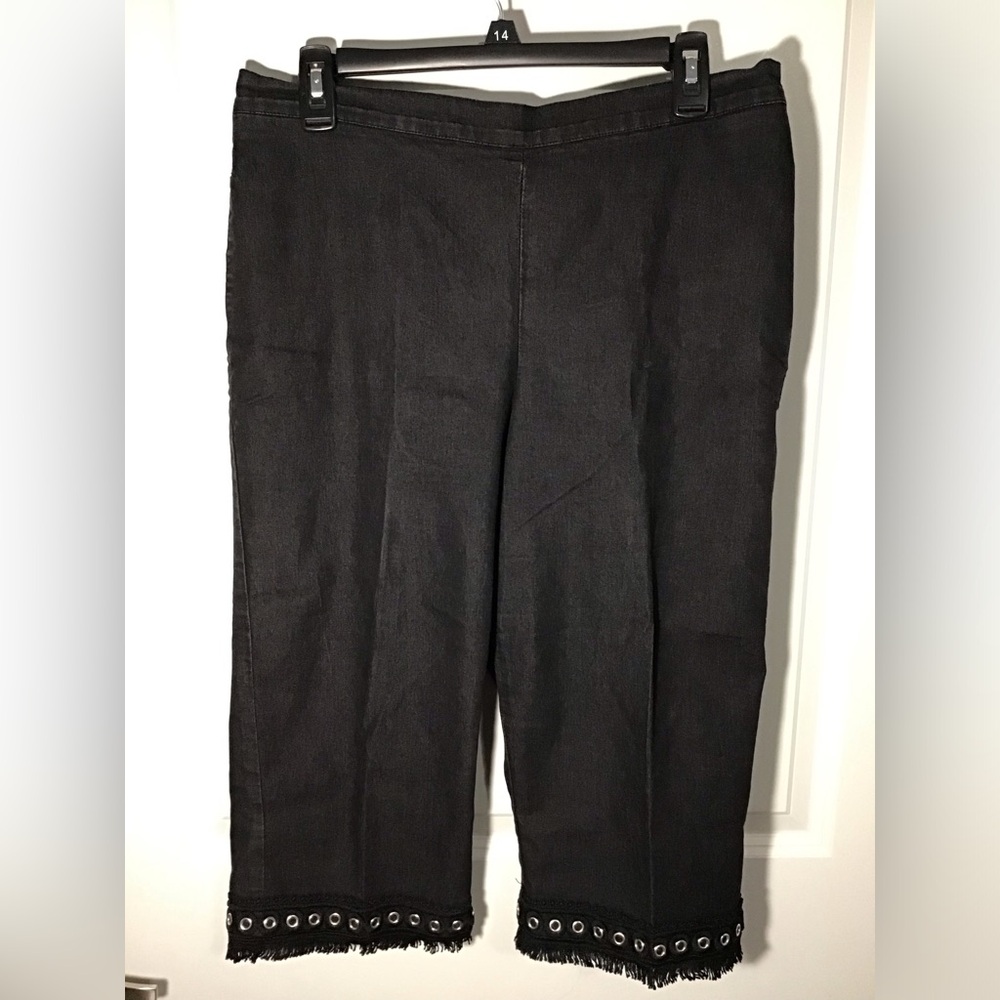 Black Wide-Leg Capri Pants with Eyelet Trim Size 12P
